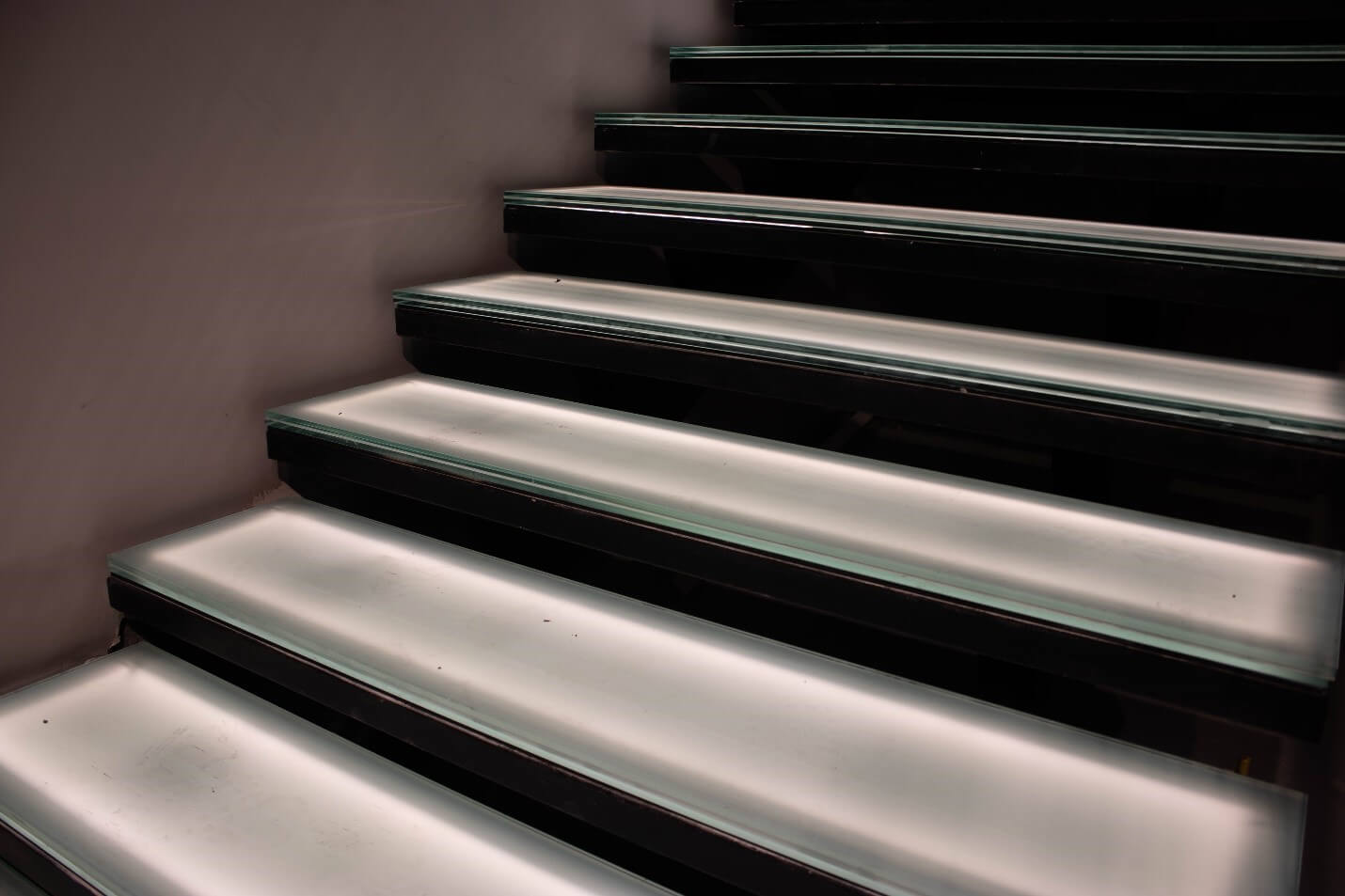 Incorporating Glass in Various Staircase Styles: From Contemporary to Classic