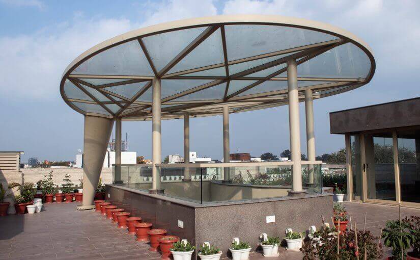 How Pergola Glass Adds Luxury to Your Garden or Patio